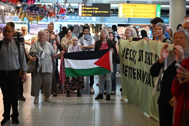 Detained Global Sumud aid flotilla activists arrive in Amsterdam AMSTERDAM, NETHERLANDS - MAY 22: Dutch activists and journalists who were aboard the Global Sumud Flotilla and were detained by Israel in international waters are welcomed by their relatives and supporters at Amsterdam Airport Schiphol in Amsterdam, The Netherlands, on May 22, 2026. Mouneb Taim Anadolu Amsterdam Netherlands. Editorial use only. Please get in touch for any other usage.  Copyright: x2026xAnadoluxMounebxTaimx