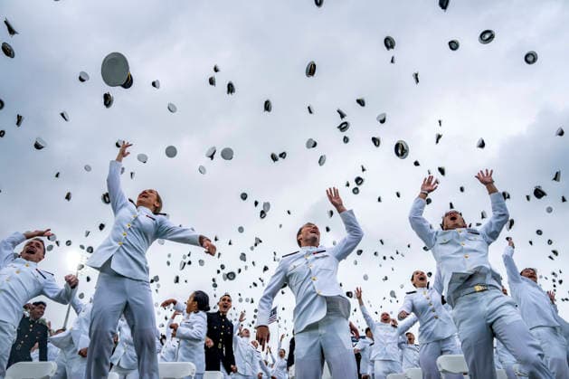 News Bilder des Tages Naval Academy graduates throw their caps to conclude the U.S. Naval Academy Graduation and Commissioning Ceremony at the U.S. Naval Academy in Annapolis, Maryland on Friday, May 22, 2026. The Naval Academy has a total of 1059 graduates.  ANN20260522343 BONNIExCASH