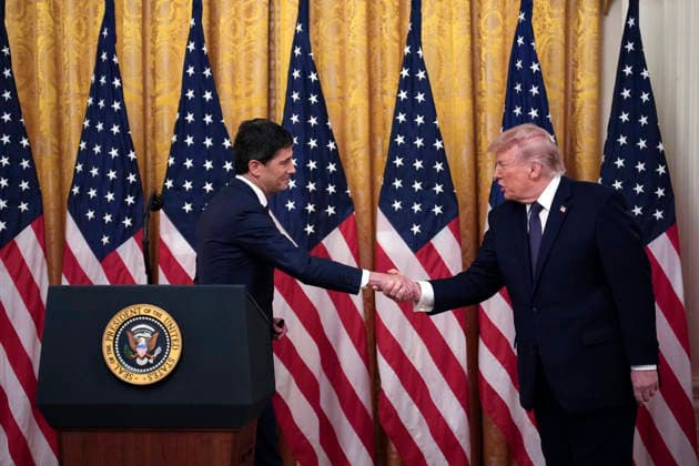 May 22, 2026, Washington, District Of Columbia, USA: United States President Donald J Trump, right, shakes hands with Kevin Warsh, Chair of the Board of Governors of the Federal Reserve System, left, as they participates in the swearing-in ceremony for Warsh in the East Room of the White House in Washington, DC, USA, on Friday, May 22, 2026 Washington USA - ZUMAs152 20260522_faa_s152_047 Copyright: xYurixGripasx-xPoolxviaxCNPx