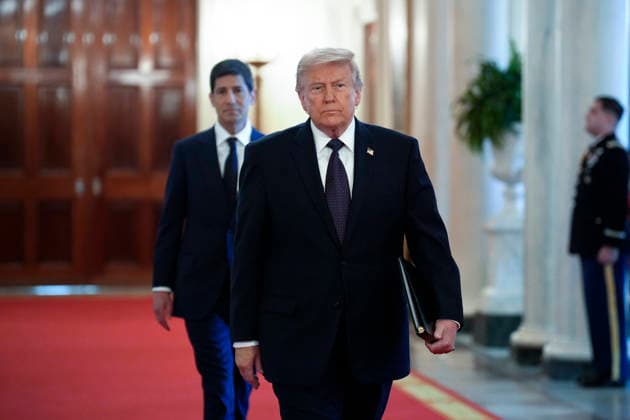 May 22, 2026, Washington, District Of Columbia, USA: United States President Donald J Trump arrives with Kevin Warsh, to swear him in as the new Chair of the Board of Governors of the Federal Reserve System in the East Room of the White House in Washington, DC, USA, on May 22, 2026 Washington USA - ZUMAs152 20260522_faa_s152_037 Copyright: xYurixGripasx-xPoolxviaxCNPx