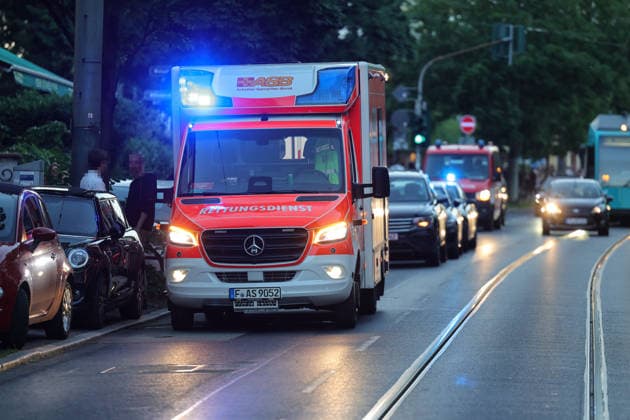 Polizei gibt Schuss ab Messer bei Auseinandersetzung LKA übernimmt Ermittlungen Am 22.05.2026 gab die Polizei gegen 18:10 Uhr in einer Wohnung in der Zeißelstraße im Frankfurter Nordend mindestens einen Schuss ab. Zuvor war es dort zu einer Auseinandersetzung gekommen, bei der laut einem Polizeisprecher mindestens ein Messer im Spiel war. Ob es Verletzte gab, war zunächst unklar. Das Landeskriminalamt übernahm die weiteren Ermittlungen. Der Tatortbereich war weiträumig abgesperrt, die Kriminalpolizei war vor Ort im Einsatz. Frankfurt am Main Nordend Hessen Deutschland *** Police fire knife during altercation LKA takes over investigation On 22 May 2026, police fired at least one shot at around 6.10 pm in an apartment in Zeißels