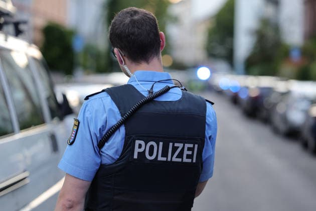 Polizei gibt Schuss ab Messer bei Auseinandersetzung LKA übernimmt Ermittlungen Am 22.05.2026 gab die Polizei gegen 18:10 Uhr in einer Wohnung in der Zeißelstraße im Frankfurter Nordend mindestens einen Schuss ab. Zuvor war es dort zu einer Auseinandersetzung gekommen, bei der laut einem Polizeisprecher mindestens ein Messer im Spiel war. Ob es Verletzte gab, war zunächst unklar. Das Landeskriminalamt übernahm die weiteren Ermittlungen. Der Tatortbereich war weiträumig abgesperrt, die Kriminalpolizei war vor Ort im Einsatz. Frankfurt am Main Nordend Hessen Deutschland *** Police fire knife during altercation LKA takes over investigation On 22 May 2026, police fired at least one shot at around 6.10 pm in an apartment in Zeißels