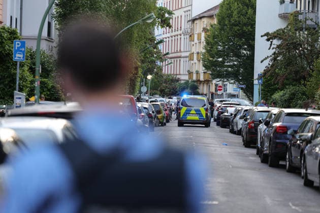 Polizei gibt Schuss ab Messer bei Auseinandersetzung LKA übernimmt Ermittlungen Am 22.05.2026 gab die Polizei gegen 18:10 Uhr in einer Wohnung in der Zeißelstraße im Frankfurter Nordend mindestens einen Schuss ab. Zuvor war es dort zu einer Auseinandersetzung gekommen, bei der laut einem Polizeisprecher mindestens ein Messer im Spiel war. Ob es Verletzte gab, war zunächst unklar. Das Landeskriminalamt übernahm die weiteren Ermittlungen. Der Tatortbereich war weiträumig abgesperrt, die Kriminalpolizei war vor Ort im Einsatz. Frankfurt am Main Nordend Hessen Deutschland *** Police fire knife during altercation LKA takes over investigation On 22 May 2026, police fired at least one shot at around 6.10 pm in an apartment in Zeißels