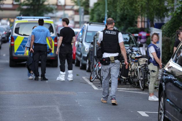 Polizei gibt Schuss ab Messer bei Auseinandersetzung LKA übernimmt Ermittlungen Am 22.05.2026 gab die Polizei gegen 18:10 Uhr in einer Wohnung in der Zeißelstraße im Frankfurter Nordend mindestens einen Schuss ab. Zuvor war es dort zu einer Auseinandersetzung gekommen, bei der laut einem Polizeisprecher mindestens ein Messer im Spiel war. Ob es Verletzte gab, war zunächst unklar. Das Landeskriminalamt übernahm die weiteren Ermittlungen. Der Tatortbereich war weiträumig abgesperrt, die Kriminalpolizei war vor Ort im Einsatz. Frankfurt am Main Nordend Hessen Deutschland *** Police fire knife during altercation LKA takes over investigation On 22 May 2026, police fired at least one shot at around 6.10 pm in an apartment in Zeißels