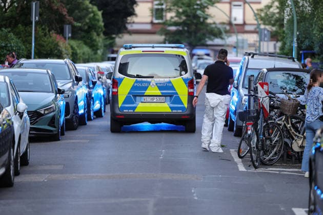 Polizei gibt Schuss ab Messer bei Auseinandersetzung LKA übernimmt Ermittlungen Am 22.05.2026 gab die Polizei gegen 18:10 Uhr in einer Wohnung in der Zeißelstraße im Frankfurter Nordend mindestens einen Schuss ab. Zuvor war es dort zu einer Auseinandersetzung gekommen, bei der laut einem Polizeisprecher mindestens ein Messer im Spiel war. Ob es Verletzte gab, war zunächst unklar. Das Landeskriminalamt übernahm die weiteren Ermittlungen. Der Tatortbereich war weiträumig abgesperrt, die Kriminalpolizei war vor Ort im Einsatz. Frankfurt am Main Nordend Hessen Deutschland *** Police fire knife during altercation LKA takes over investigation On 22 May 2026, police fired at least one shot at around 6.10 pm in an apartment in Zeißels