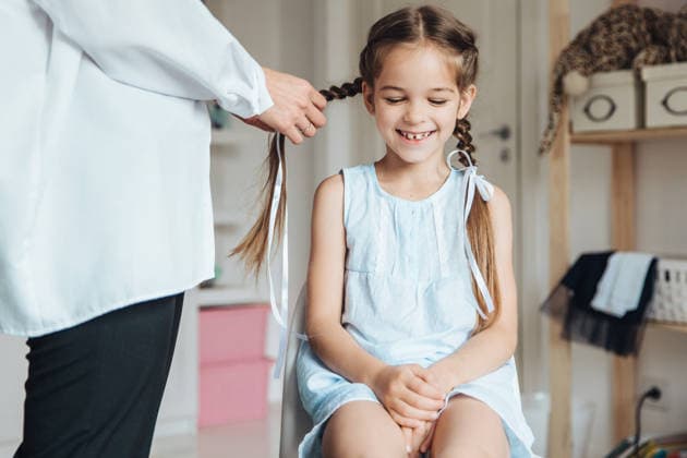 Ein fröhliches kleines Mädchen, das sich zu Hause die Haare flechten lässt und dabei lächelt, während die Familie ihren morgendlichen Routinen in einem hellen Kinderzimmer nachgeht Ein fröhliches kleines Mädchen, das sich zu Hause die Haare flechten lässt und dabei lächelt, während die Familie ihren morgendlichen Routinen in einem hellen Kinderzimmer nachgeht (License=RF) ,model released, Symbolfoto Copyright: xZoonar.com ViorelxKurnosovx 25045020 ,model released, Symbolfoto ,property released