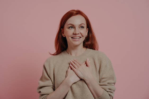 Happy Red Haired Millennial Frau Lächeln mit Händen auf Chest vor rosa Hintergrund Zeigt Dankbarkeit und warme Emotion Happy Red Haired Millennial Woman Smiling with Hands on Chest Against Pink Background Showing Gratitude and Warm Emotion (License=RF) ,model released, Symbolfoto Copyright: xZoonar.com ViorelxKurnosovx 25047582 ,model released, Symbolfoto ,property released