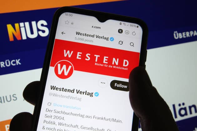Auf einem Smartphone wurde der X-Account vom Westend Verlag aufgerufen. Dahinter wurde auf einem Laptop das Onlinemedium Nius geöffnet. In einem offenen Brief haben 32 Autoren ihren Rückzug aus dem Westend Verlag angekündigt. Sie werfen dem Verlag eine Nähe zum Rechtspopulismus vor. Anlass ist das Erscheinen des von Nius-Chefredakteur Julian Reichelt und seiner Kollegin Pauline Voss herausgegebenen Bandes Links – Deutsch Deutsch – Links im Westend Verlag. Symbolbild Symbolfoto. Schnelsen Hamburg *** The X account of Westend Verlag was accessed on a smartphone Behind it, the online medium Nius was opened on a laptop In an open letter, 32 authors have announced their withdrawal from Westend Verlag They accuse the publishing house of bei