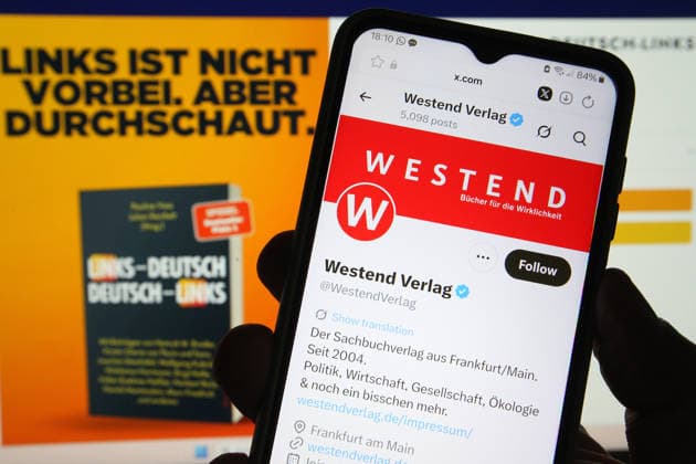 Auf einem Smartphone wurde der X-Account vom Westend Verlag aufgerufen. Dahinter wurde auf einem Laptop das Onlinemedium Nius geöffnet. In einem offenen Brief haben 32 Autoren ihren Rückzug aus dem Westend Verlag angekündigt. Sie werfen dem Verlag eine Nähe zum Rechtspopulismus vor. Anlass ist das Erscheinen des von Nius-Chefredakteur Julian Reichelt und seiner Kollegin Pauline Voss herausgegebenen Bandes Links – Deutsch Deutsch – Links im Westend Verlag. Symbolbild Symbolfoto. Schnelsen Hamburg *** The X account of Westend Verlag was accessed on a smartphone Behind it, the online medium Nius was opened on a laptop In an open letter, 32 authors have announced their withdrawal from Westend Verlag They accuse the publishing house of bei
