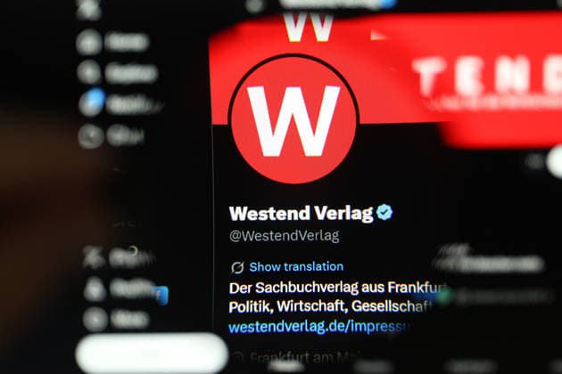 Auf einem Laptop wurde der X-Account vom Westend Verlag aufgerufen. Eine Lupe vergrößert das Logo des Verlags. Symbolbild Symbolfoto. Schnelsen Hamburg *** The X account of Westend Verlag was called up on a laptop A magnifying glass enlarges the publishers logo Symbol image Symbol photo Schnelsen Hamburg