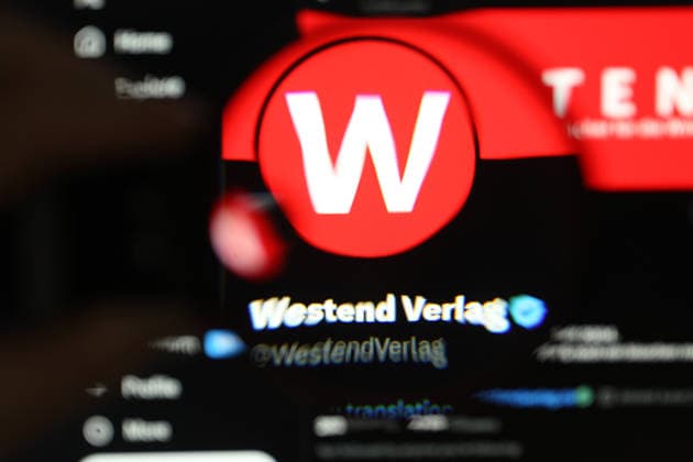 Auf einem Laptop wurde der X-Account vom Westend Verlag aufgerufen. Eine Lupe vergrößert das Logo des Verlags. Symbolbild Symbolfoto. Schnelsen Hamburg *** The X account of Westend Verlag was called up on a laptop A magnifying glass enlarges the publishers logo Symbol image Symbol photo Schnelsen Hamburg