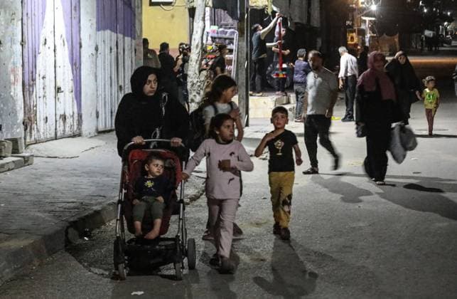 Israeli army continues attacking Gaza despite ceasefire BUREIJ, GAZA, PALESTINE - MAY 22: Palestinians flee in panic following heavy Israeli air strikes targeting the Nuseirat and Bureij refugee camps in the central Gaza Strip, Palestine on May 22, 2026. The aerial bombardments completely flattened several residential structures and caused extensive damage to neighboring homes, leaving a large number of civilians injured. Moiz Salhi Anadolu Bureij Gaza. Editorial use only. Please get in touch for any other usage.  Copyright: x2026xAnadoluxMoizxSalhix