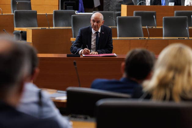 (260522) -- LJUBLJANA, May 22, 2026 -- Janez Jansa is sworn in as the prime minister of Slovenia after the voting during the extraordinary session of the Slovenian National Assembly in Ljubljana, Slovenia, May 22, 2026. Slovenia s National Assembly on Friday appointed Janez Jansa as the country s prime minister-designate with 51 votes in favour and 36 against, according to the Slovenian News Agency. (Photo by Xinhua) SLOVENIA-LJUBLJANA-PRIME MINISTER-JANEZ JANSA ZeljkoxStevanic 