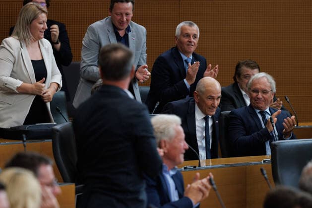(260522) -- LJUBLJANA, May 22, 2026 -- Janez Jansa (2nd R) reacts after the announcement of the voting for the prime minister during the extraordinary session of the Slovenian National Assembly in Ljubljana, Slovenia, May 22, 2026. Slovenia s National Assembly on Friday appointed Janez Jansa as the country s prime minister-designate with 51 votes in favour and 36 against, according to the Slovenian News Agency. (Photo by Xinhua) SLOVENIA-LJUBLJANA-PRIME MINISTER-JANEZ JANSA ZeljkoxStevanic 