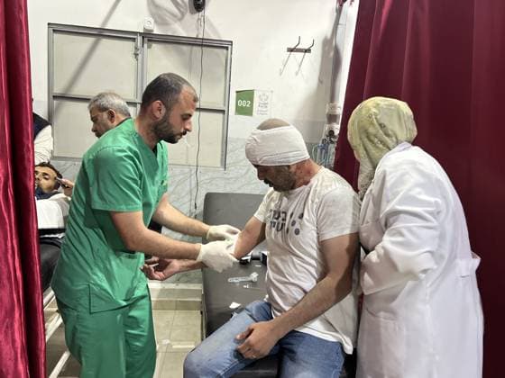 Israeli army continues attacking Gaza despite ceasefire NUSEIRAT CAMP, GAZA, PALESTINE - MAY 22: Injured Palestinian civilians receive medical treatment at Al-Awda Hospital following heavy Israeli military strikes targeting the Nuseirat and Bureij camps in the central Gaza Strip, Palestine on May 23, 2026. Hassan Jedi Anadolu Gaza City Gaza. Editorial use only. Please get in touch for any other usage.  Copyright: x2026xAnadoluxHassanxJedix