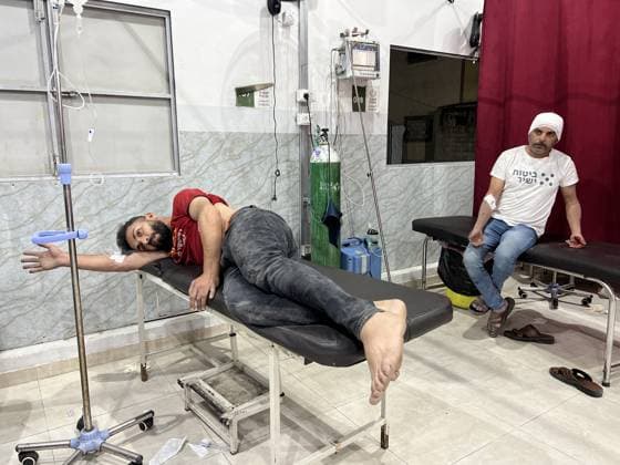 Israeli army continues attacking Gaza despite ceasefire NUSEIRAT CAMP, GAZA, PALESTINE - MAY 22: Injured Palestinian civilians receive medical treatment at Al-Awda Hospital following heavy Israeli military strikes targeting the Nuseirat and Bureij camps in the central Gaza Strip, Palestine on May 23, 2026. Hassan Jedi Anadolu Gaza City Gaza. Editorial use only. Please get in touch for any other usage.  Copyright: x2026xAnadoluxHassanxJedix