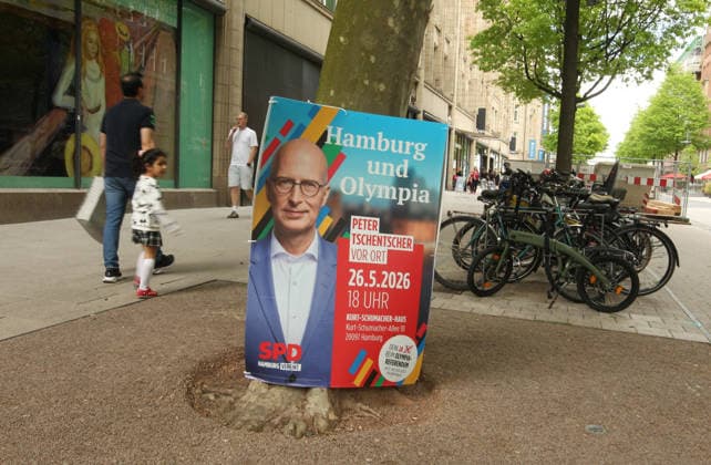 Plakat der Hamburger SPD mit dem Konterfei von Bürgermeister Peter Tschentscher. Dort wird zu einer Veranstaltung im Kurt-Schuhmacher-Haus eingeladen, in der um Ja-Stimmen beim Bürgerschaftsreferendum am 31. Mai geworben werden soll, in dem über eine Bewerbung der Hansestadt für die Austragung von Olympischen Spielen und Paralympics abgestimmt wird. Altstadt Hamburg *** Poster of the Hamburg SPD with the portrait of Mayor Peter Tschentscher Invitation to an event at the Kurt Schuhmacher Haus to campaign for Yes votes in the referendum on May 31, in which the Hanseatic citys bid to host the Olympic Games and Paralympics will be voted on Old Town Hamburg