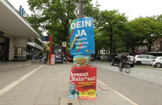 An einem Laternenpfahl am U-Bahnhof Borgweg wurde ein Plakat der Hamburger Olympia-Kampagne befestigt. Darunter wurde ein Plakat der Initiative NOlympia befestigt. Am 31. Mai wird in der Hansestadt per Bürgerschaftsreferendum über eine Bewerbung für die Austragung von Olympischen Spielen und Paralympics abgestimmt. Winterhude Hamburg *** A poster of the Hamburg Olympic Campaign was attached to a lamppost at Borgweg underground station A poster of the NOlympia initiative was attached underneath it On May 31, a referendum will be held in the Hanseatic city to decide on a bid to host the Olympic Games and Paralympics Winterhude Hamburg