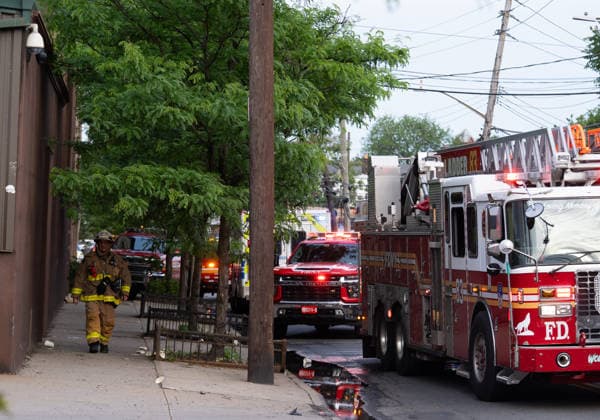 Staten Island fire: At least 16 people injured after explosion in shipyard STATEN ISLAND, NEW YORK, US - MAY 22: Firefighters and emergency crews responded to an explosion and fire at a shipyard on Staten Island, New York, on May 22, 2026. According to FDNY officials, at least 16 people, including firefighters, were injured in the incident as crews worked to contain the blaze and assist victims. Lokman Vural Elibol Anadolu New York United States. Editorial use only. Please get in touch for any other usage.  Copyright: x2026xAnadoluxLokmanxVuralxElibolx