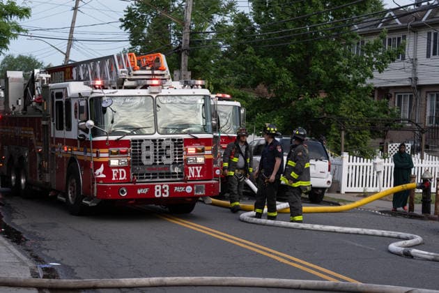 Staten Island fire: At least 16 people injured after explosion in shipyard STATEN ISLAND, NEW YORK, US - MAY 22: Firefighters and emergency crews responded to an explosion and fire at a shipyard on Staten Island, New York, on May 22, 2026. According to FDNY officials, at least 16 people, including firefighters, were injured in the incident as crews worked to contain the blaze and assist victims. Lokman Vural Elibol Anadolu New York United States. Editorial use only. Please get in touch for any other usage.  Copyright: x2026xAnadoluxLokmanxVuralxElibolx