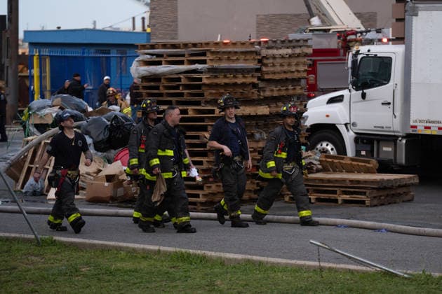 Staten Island fire: At least 16 people injured after explosion in shipyard STATEN ISLAND, NEW YORK, US - MAY 22: Firefighters and emergency crews responded to an explosion and fire at a shipyard on Staten Island, New York, on May 22, 2026. According to FDNY officials, at least 16 people, including firefighters, were injured in the incident as crews worked to contain the blaze and assist victims. Lokman Vural Elibol Anadolu New York United States. Editorial use only. Please get in touch for any other usage.  Copyright: x2026xAnadoluxLokmanxVuralxElibolx