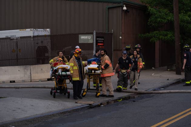 Staten Island fire: At least 16 people injured after explosion in shipyard STATEN ISLAND, NEW YORK, US - MAY 22: Firefighters and emergency crews responded to an explosion and fire at a shipyard on Staten Island, New York, on May 22, 2026. According to FDNY officials, at least 16 people, including firefighters, were injured in the incident as crews worked to contain the blaze and assist victims. Lokman Vural Elibol Anadolu New York United States. Editorial use only. Please get in touch for any other usage.  Copyright: x2026xAnadoluxLokmanxVuralxElibolx