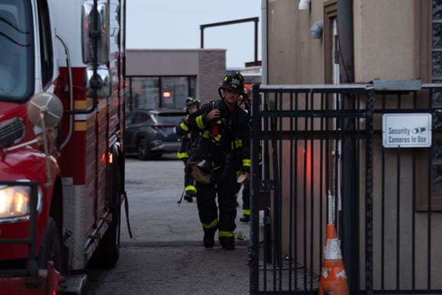 Staten Island fire: At least 16 people injured after explosion in shipyard STATEN ISLAND, NEW YORK, US - MAY 22: Firefighters and emergency crews responded to an explosion and fire at a shipyard on Staten Island, New York, on May 22, 2026. According to FDNY officials, at least 16 people, including firefighters, were injured in the incident as crews worked to contain the blaze and assist victims. Lokman Vural Elibol Anadolu New York United States. Editorial use only. Please get in touch for any other usage.  Copyright: x2026xAnadoluxLokmanxVuralxElibolx