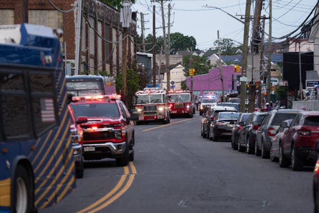 Staten Island fire: At least 16 people injured after explosion in shipyard STATEN ISLAND, NEW YORK, US - MAY 22: Firefighters and emergency crews responded to an explosion and fire at a shipyard on Staten Island, New York, on May 22, 2026. According to FDNY officials, at least 16 people, including firefighters, were injured in the incident as crews worked to contain the blaze and assist victims. Lokman Vural Elibol Anadolu New York United States. Editorial use only. Please get in touch for any other usage.  Copyright: x2026xAnadoluxLokmanxVuralxElibolx