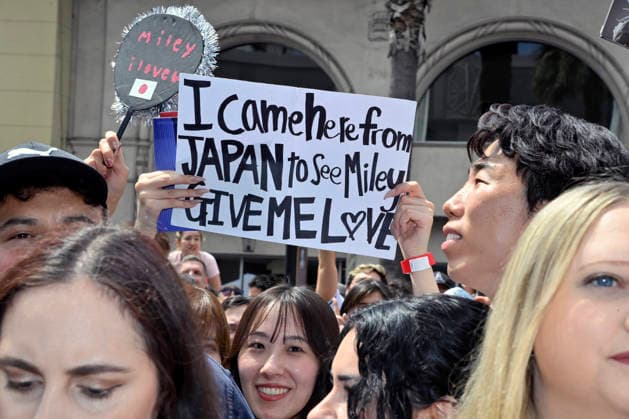 Fans gather for American singer, songwriter and actress Miley Cyrus unveiling ceremony honoring Cyrus with the 2,845th star on the Hollywood Walk of Fame in Los Angeles on Friday, May 22, 2026.  LAP2026052245 JIMxRUYMEN