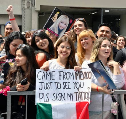 Fans gather for American singer, songwriter and actress Miley Cyrus unveiling ceremony honoring Cyrus with the 2,845th star on the Hollywood Walk of Fame in Los Angeles on Friday, May 22, 2026.  LAP2026052246 JIMxRUYMEN