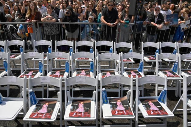 Fans gather for American singer, songwriter and actress Miley Cyrus unveiling ceremony honoring Cyrus with the 2,845th star on the Hollywood Walk of Fame in Los Angeles on Friday, May 22, 2026.  LAP2026052238 JIMxRUYMEN