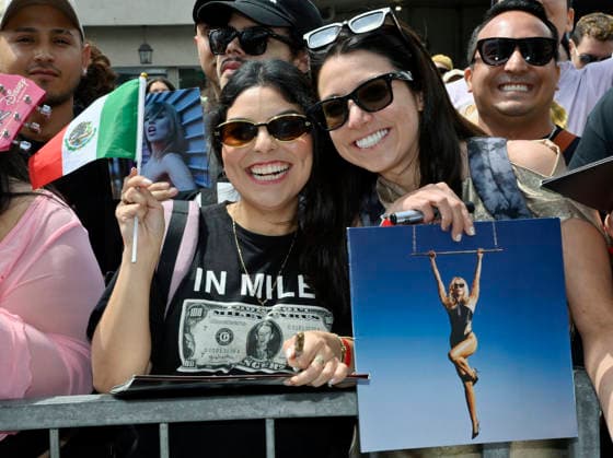 Fans gather for American singer, songwriter and actress Miley Cyrus unveiling ceremony honoring Cyrus with the 2,845th star on the Hollywood Walk of Fame in Los Angeles on Friday, May 22, 2026.  LAP2026052240 JIMxRUYMEN