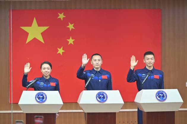 (260523) -- JIUQUAN, May 23, 2026 -- Chinese astronauts Zhu Yangzhu (C), Zhang Zhiyuan (R) and Li Jiaying, or Lai Ka-ying in Cantonese, for the upcoming Shenzhou-23 crewed spaceflight mission, meet the press at the Jiuquan Satellite Launch Center in northwest China, May 23, 2026. ) Photo Flash Astronauts of China s Shenzhou-23 mission meet press CaixYang 