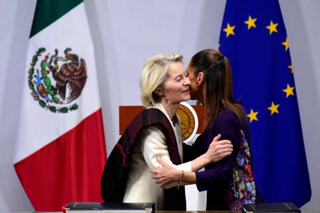 Mexican President Claudia Sheinbaum Pardo and European Commission President Ursula von der Leyen greet each other after signing the agreement during a press conference for the signing of the modernized EU-Mexico Global Agreement at the National Palace as part of the 8th EU-Mexico Summit. on May 22, 2026 in Mexico City, Mexico. Mexico City Mexico - ZUMAe321 20260522_zia_e321_029 Copyright: xLuisxBarronx