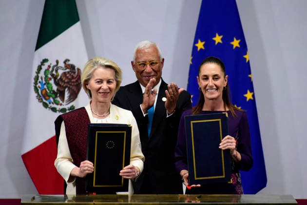 European Council President Antonio Costa, Mexican President Claudia Sheinbaum Pardo and European Commission President Ursula von der Leyen signing the agreement during a press conference for the signing of the modernized EU-Mexico Global Agreement at the National Palace as part of the 8th EU-Mexico Summit. on May 22, 2026 in Mexico City, Mexico. Mexico City Mexico - ZUMAe321 20260522_zia_e321_036 Copyright: xLuisxBarronx