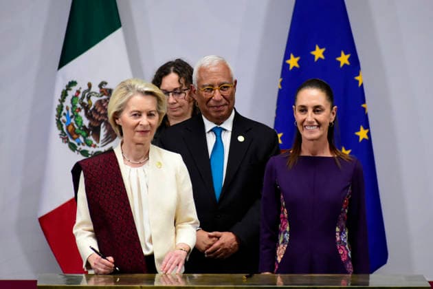 European Council President Antonio Costa, Mexican President Claudia Sheinbaum Pardo and European Commission President Ursula von der Leyen signing the agreement during a press conference for the signing of the modernized EU-Mexico Global Agreement at the National Palace as part of the 8th EU-Mexico Summit. on May 22, 2026 in Mexico City, Mexico. Mexico City Mexico - ZUMAe321 20260522_zia_e321_040 Copyright: xLuisxBarronx