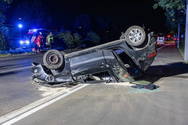 Am 22.05.2026 kam es um 23:30 Uhr auf der L3040 Adam-Opel-Straße bei Rüsselsheim-Königstädten zu einem Verkehrsunfall. Ein Pkw geriet nach ersten Erkenntnissen auf die Gegenspur, überschlug sich und blieb auf dem Dach liegen. Vier Personen wurden lei Bei einem Verkehrsunfall auf der L3040 Adam-Opel-Straße bei Rüsselsheim-Königstädten hat sich am Freitag 22.05.2026 ein PKW gegen Mitternacht überschlagen. Nach ersten Erkenntnissen geriet das Fahrzeug auf die Gegenspur und überschlug sich anschließend. Vier Personen wurden leicht verletzt und zur Behandlung in Kliniken gebracht. Laut Einsatzleiter der Feuerwehr hatten die Insassen das Fahrzeug bereits verlassen, als die Einsatzkräfte eintrafen. Rüsselsheim Königstädten Hessen D