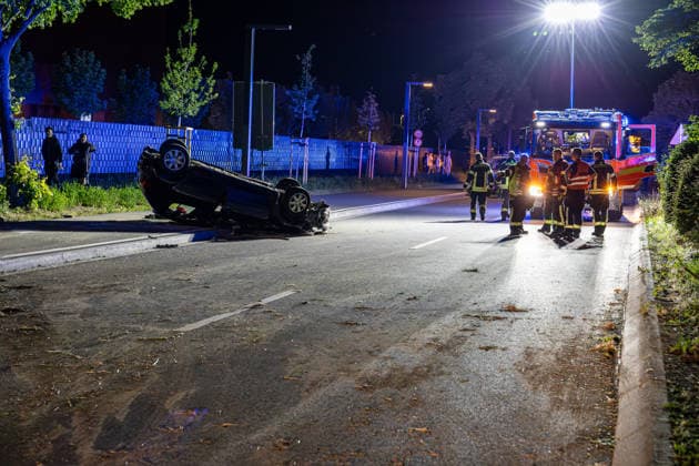 Am 22.05.2026 kam es um 23:30 Uhr auf der L3040 Adam-Opel-Straße bei Rüsselsheim-Königstädten zu einem Verkehrsunfall. Ein Pkw geriet nach ersten Erkenntnissen auf die Gegenspur, überschlug sich und blieb auf dem Dach liegen. Vier Personen wurden lei Bei einem Verkehrsunfall auf der L3040 Adam-Opel-Straße bei Rüsselsheim-Königstädten hat sich am Freitag 22.05.2026 ein PKW gegen Mitternacht überschlagen. Nach ersten Erkenntnissen geriet das Fahrzeug auf die Gegenspur und überschlug sich anschließend. Vier Personen wurden leicht verletzt und zur Behandlung in Kliniken gebracht. Laut Einsatzleiter der Feuerwehr hatten die Insassen das Fahrzeug bereits verlassen, als die Einsatzkräfte eintrafen. Rüsselsheim Königstädten Hessen D
