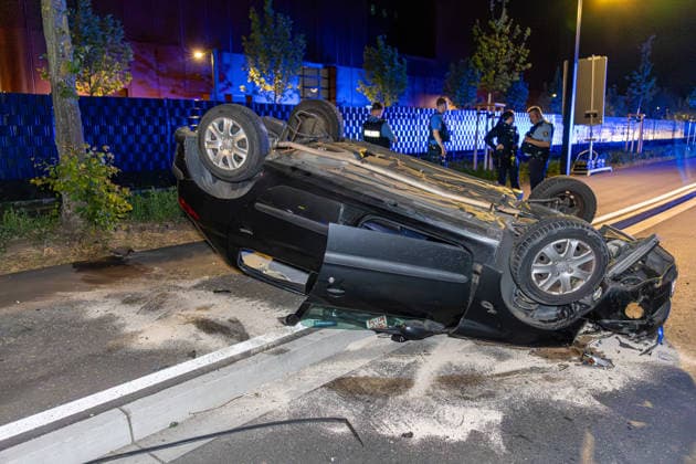 Am 22.05.2026 kam es um 23:30 Uhr auf der L3040 Adam-Opel-Straße bei Rüsselsheim-Königstädten zu einem Verkehrsunfall. Ein Pkw geriet nach ersten Erkenntnissen auf die Gegenspur, überschlug sich und blieb auf dem Dach liegen. Vier Personen wurden lei Bei einem Verkehrsunfall auf der L3040 Adam-Opel-Straße bei Rüsselsheim-Königstädten hat sich am Freitag 22.05.2026 ein PKW gegen Mitternacht überschlagen. Nach ersten Erkenntnissen geriet das Fahrzeug auf die Gegenspur und überschlug sich anschließend. Vier Personen wurden leicht verletzt und zur Behandlung in Kliniken gebracht. Laut Einsatzleiter der Feuerwehr hatten die Insassen das Fahrzeug bereits verlassen, als die Einsatzkräfte eintrafen. Rüsselsheim Königstädten Hessen D