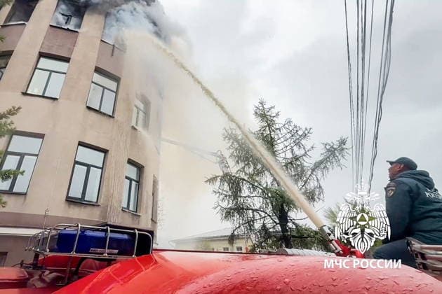 RUSSIA, IRKUTSK - MAY 23, 2026: A firefighter battles a fire at Research Institute of Precious and Rare Metals and Diamonds. Video grab. Best quality available Irkutsk Russia  - ZUMAt113 20260523_zaa_t113_014 Copyright: xRussianxEmergenciesxMinistryx