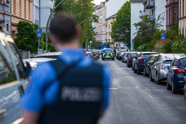 Messer-Streit in Wohnung Mann stirbt Polizei schießt Kontrahenten nieder Am 22.05.2026 kam es gegen kurz nach 18 Uhr in einer Wohnung in der Zeißelstraße im Frankfurter Nordend zu einem Streit zweier Männer, bei dem ein Messer verwendet wurde. Einer der Beteiligten verstarb noch vor Ort, der zweite wurde durch einen Schuss der Polizei schwer verletzt und in ein Krankenhaus gebracht. Das Hessische Landeskriminalamt und die Mordkommission der Frankfurter Polizei übernahmen die Ermittlungen. Der Tatort wurde abgesperrt, Spuren gesichert. Frankfurt am Main Nordend Hessen Deutschland *** Knife dispute in apartment Man dies Police shoot down opponent On 22 05 2026, shortly after 6 pm, two men had an argument in an apartment in Zeißel
