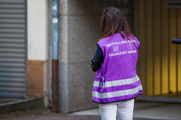 Messer-Streit in Wohnung Mann stirbt Polizei schießt Kontrahenten nieder Am 22.05.2026 kam es gegen kurz nach 18 Uhr in einer Wohnung in der Zeißelstraße im Frankfurter Nordend zu einem Streit zweier Männer, bei dem ein Messer verwendet wurde. Einer der Beteiligten verstarb noch vor Ort, der zweite wurde durch einen Schuss der Polizei schwer verletzt und in ein Krankenhaus gebracht. Das Hessische Landeskriminalamt und die Mordkommission der Frankfurter Polizei übernahmen die Ermittlungen. Der Tatort wurde abgesperrt, Spuren gesichert. Frankfurt am Main Nordend Hessen Deutschland *** Knife dispute in apartment Man dies Police shoot down opponent On 22 05 2026, shortly after 6 pm, two men had an argument in an apartment in Zeißel