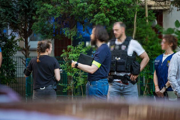 Messer-Streit in Wohnung Mann stirbt Polizei schießt Kontrahenten nieder Am 22.05.2026 kam es gegen kurz nach 18 Uhr in einer Wohnung in der Zeißelstraße im Frankfurter Nordend zu einem Streit zweier Männer, bei dem ein Messer verwendet wurde. Einer der Beteiligten verstarb noch vor Ort, der zweite wurde durch einen Schuss der Polizei schwer verletzt und in ein Krankenhaus gebracht. Das Hessische Landeskriminalamt und die Mordkommission der Frankfurter Polizei übernahmen die Ermittlungen. Der Tatort wurde abgesperrt, Spuren gesichert. Frankfurt am Main Nordend Hessen Deutschland *** Knife dispute in apartment Man dies Police shoot down opponent On 22 05 2026, shortly after 6 pm, two men had an argument in an apartment in Zeißel