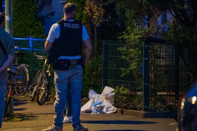 Messer-Streit in Wohnung Mann stirbt Polizei schießt Kontrahenten nieder Am 22.05.2026 kam es gegen kurz nach 18 Uhr in einer Wohnung in der Zeißelstraße im Frankfurter Nordend zu einem Streit zweier Männer, bei dem ein Messer verwendet wurde. Einer der Beteiligten verstarb noch vor Ort, der zweite wurde durch einen Schuss der Polizei schwer verletzt und in ein Krankenhaus gebracht. Das Hessische Landeskriminalamt und die Mordkommission der Frankfurter Polizei übernahmen die Ermittlungen. Der Tatort wurde abgesperrt, Spuren gesichert. Frankfurt am Main Nordend Hessen Deutschland *** Knife dispute in apartment Man dies Police shoot down opponent On 22 05 2026, shortly after 6 pm, two men had an argument in an apartment in Zeißel