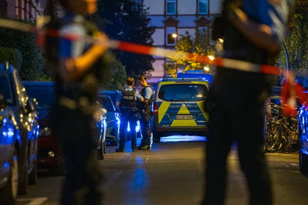 Messer-Streit in Wohnung Mann stirbt Polizei schießt Kontrahenten nieder Am 22.05.2026 kam es gegen kurz nach 18 Uhr in einer Wohnung in der Zeißelstraße im Frankfurter Nordend zu einem Streit zweier Männer, bei dem ein Messer verwendet wurde. Einer der Beteiligten verstarb noch vor Ort, der zweite wurde durch einen Schuss der Polizei schwer verletzt und in ein Krankenhaus gebracht. Das Hessische Landeskriminalamt und die Mordkommission der Frankfurter Polizei übernahmen die Ermittlungen. Der Tatort wurde abgesperrt, Spuren gesichert. Frankfurt am Main Nordend Hessen Deutschland *** Knife dispute in apartment Man dies Police shoot down opponent On 22 05 2026, shortly after 6 pm, two men had an argument in an apartment in Zeißel