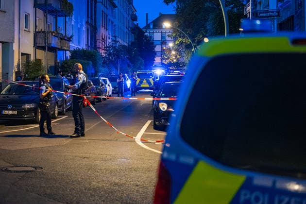 Messer-Streit in Wohnung Mann stirbt Polizei schießt Kontrahenten nieder Am 22.05.2026 kam es gegen kurz nach 18 Uhr in einer Wohnung in der Zeißelstraße im Frankfurter Nordend zu einem Streit zweier Männer, bei dem ein Messer verwendet wurde. Einer der Beteiligten verstarb noch vor Ort, der zweite wurde durch einen Schuss der Polizei schwer verletzt und in ein Krankenhaus gebracht. Das Hessische Landeskriminalamt und die Mordkommission der Frankfurter Polizei übernahmen die Ermittlungen. Der Tatort wurde abgesperrt, Spuren gesichert. Frankfurt am Main Nordend Hessen Deutschland *** Knife dispute in apartment Man dies Police shoot down opponent On 22 05 2026, shortly after 6 pm, two men had an argument in an apartment in Zeißel