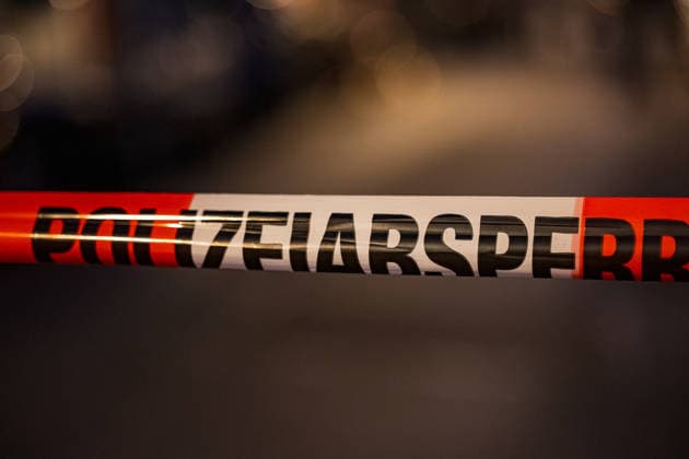 Messer-Streit in Wohnung Mann stirbt Polizei schießt Kontrahenten nieder Am 22.05.2026 kam es gegen kurz nach 18 Uhr in einer Wohnung in der Zeißelstraße im Frankfurter Nordend zu einem Streit zweier Männer, bei dem ein Messer verwendet wurde. Einer der Beteiligten verstarb noch vor Ort, der zweite wurde durch einen Schuss der Polizei schwer verletzt und in ein Krankenhaus gebracht. Das Hessische Landeskriminalamt und die Mordkommission der Frankfurter Polizei übernahmen die Ermittlungen. Der Tatort wurde abgesperrt, Spuren gesichert. Frankfurt am Main Nordend Hessen Deutschland *** Knife dispute in apartment Man dies Police shoot down opponent On 22 05 2026, shortly after 6 pm, two men had an argument in an apartment in Zeißel