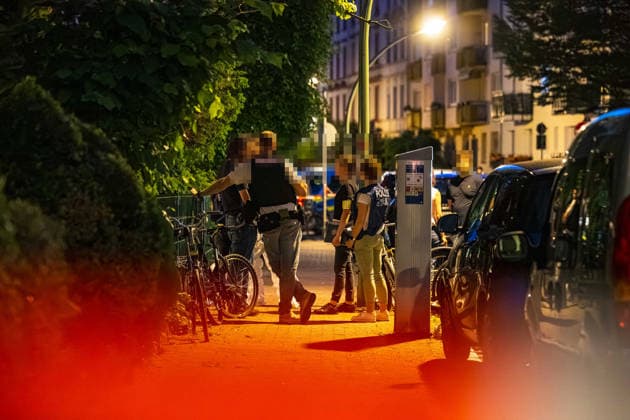 Messer-Streit in Wohnung Mann stirbt Polizei schießt Kontrahenten nieder Am 22.05.2026 kam es gegen kurz nach 18 Uhr in einer Wohnung in der Zeißelstraße im Frankfurter Nordend zu einem Streit zweier Männer, bei dem ein Messer verwendet wurde. Einer der Beteiligten verstarb noch vor Ort, der zweite wurde durch einen Schuss der Polizei schwer verletzt und in ein Krankenhaus gebracht. Das Hessische Landeskriminalamt und die Mordkommission der Frankfurter Polizei übernahmen die Ermittlungen. Der Tatort wurde abgesperrt, Spuren gesichert. Frankfurt am Main Nordend Hessen Deutschland *** Knife dispute in apartment Man dies Police shoot down opponent On 22 05 2026, shortly after 6 pm, two men had an argument in an apartment in Zeißel