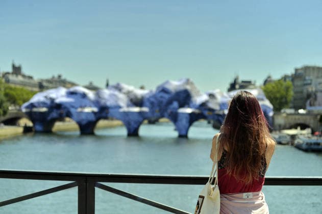 Pont Neuf Cave Unveiled To Parisians - Paris The Pont Neuf cave, JR s ephemeral monumental work measuring 120 meters long and 18 meters high, is unveiled to Parisians, on May 22, 2026, before its official opening on June 6, paying homage to Christo and Jeanne-Claude s 1985 work The Pont Neuf Wrapped and remaining visible until June 28, 2026. Photo by Karim Ait Adjedjou ABACAPRESS.COM Paris France  Copyright: xAitxAdjedjouxKarim ABACAx