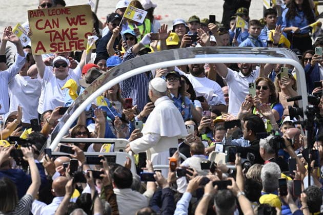 May 23, 2026, Acerra: The Pope leaves Acerra Cathedral and heads in the popemobile to Piazza Calipari, where thousands of faithful have been waiting since the early hours of the morning. In Acerra s cathedral, Leo XIV spent a long time with the parents of numerous children and young people who have died from diseases related to environmental pollution. Also present were several young people who are still battling cancer. Acerra, May 23, 2026. ANSA CESARE ABBATE Acerra  - ZUMAa110 20260523_zaf_a110_004 Copyright: xAnsax xCesarexAbbatex